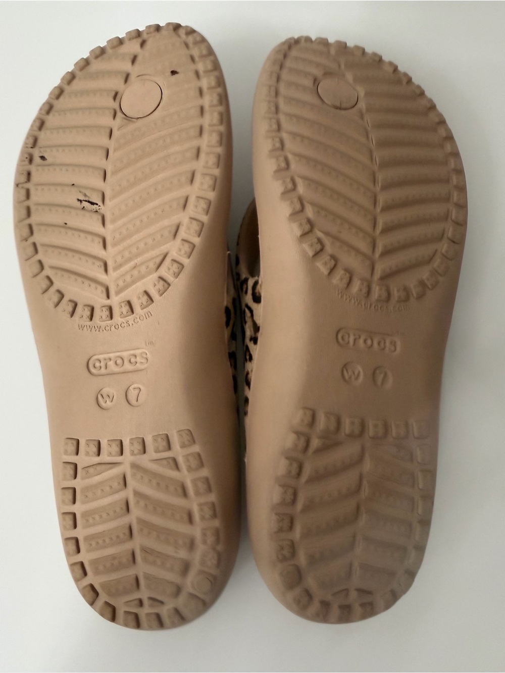 CROCS Women’s Leopard Strap Sandals in Beige and Black Size 7 - Picture 7 of 8